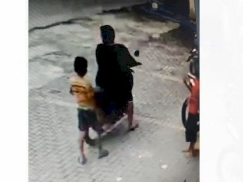  Detik-detik penculikan Muhammad Fadli Sadewa (celana pendek) terekam CCTV di depan minimarket di Jl Batua Raya, Kecamatan Panakkukang, kota Makassar, Sulawesi Selatan, Ahad (8/1/2023). (CCTV/ist).