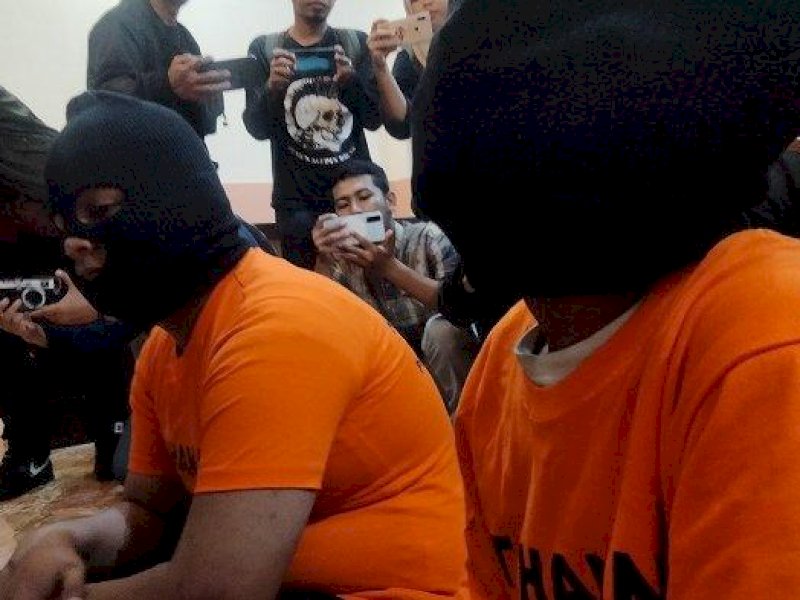 Tersangka AD dan MF dihadirkan dalam konferensi pers pengungkapan kasus penculikan dan pembunuhan Muhammad Fadli Sadewa (11), di Markas Polrestabes Makassar, Jl Ahmad Yani, kota Makassar, Selasa (10/1/2023) sore. 