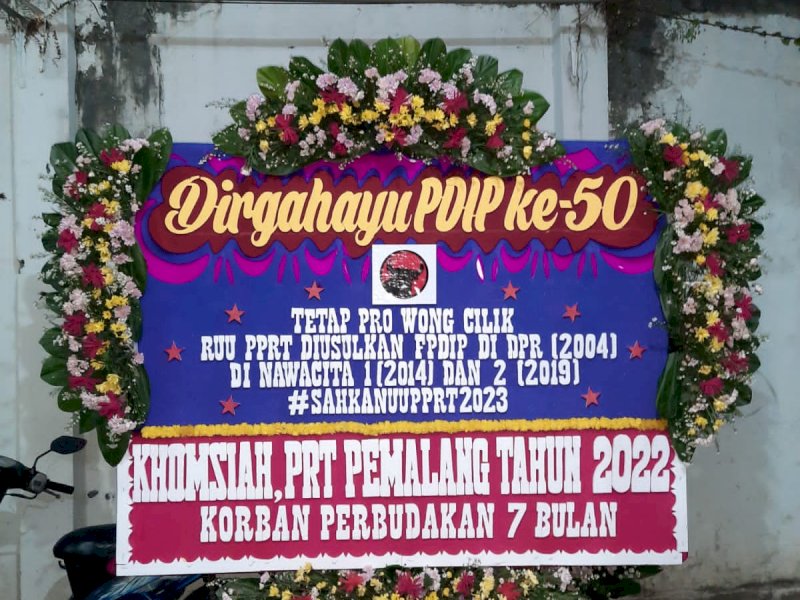 Salah satu karangan bunga yang ditujukan kepada PDI Perjuangan, dalam memperingati HUT ke-50, agar mengingat janji-janji politiknya, khususnya terkait UU PPRT. (Dok. Ist)