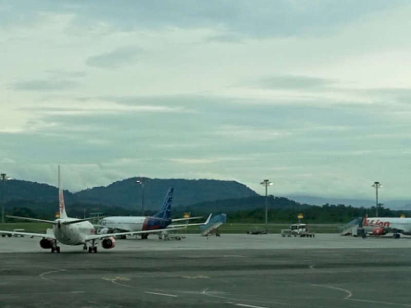 Suasana di landasan pacu Bandar Udara Internasional Sultan Hasanuddin, Makassar. (Dok. Jejakfakta.com)
