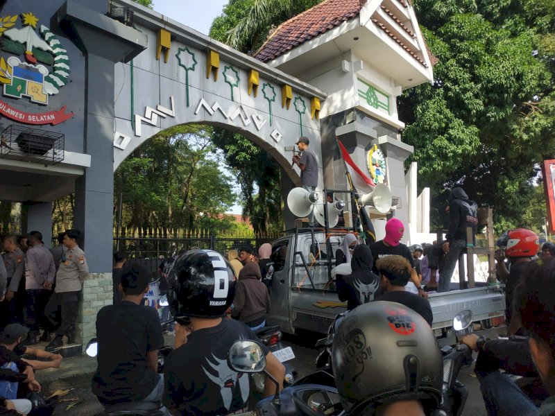 Puluhan massa dari Makassar Tidak Kendor melakukan aksi di depan kantor Gubernur Sulsel, Kamis (12/1/2023). Jejakfakta/Atri Suryatri Abbas