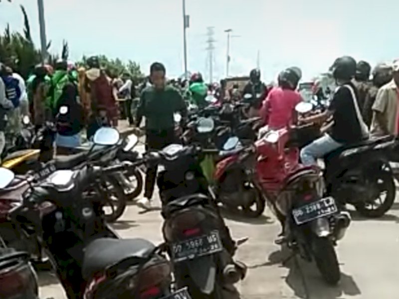 Warga geger atas penemuan mayat pria yang tergantung dengan seutas tali di kolong jembatan poros Jl Dr Leimena - Perintis Kemerdekaan, Kecamatan Tamalanrea, kota Makassar, Kamis (12/1/23) sekitar pukul 11.00 Wita.