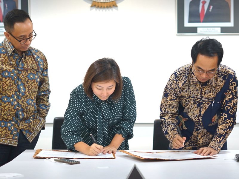  CEO PT Vale Indonesia Tbk Febriany Eddy bersama Rektor Unhas Jamaluddin Jompa meneken perjanjian kerja sama di Jakarta. @Jejakfakta/Ist.