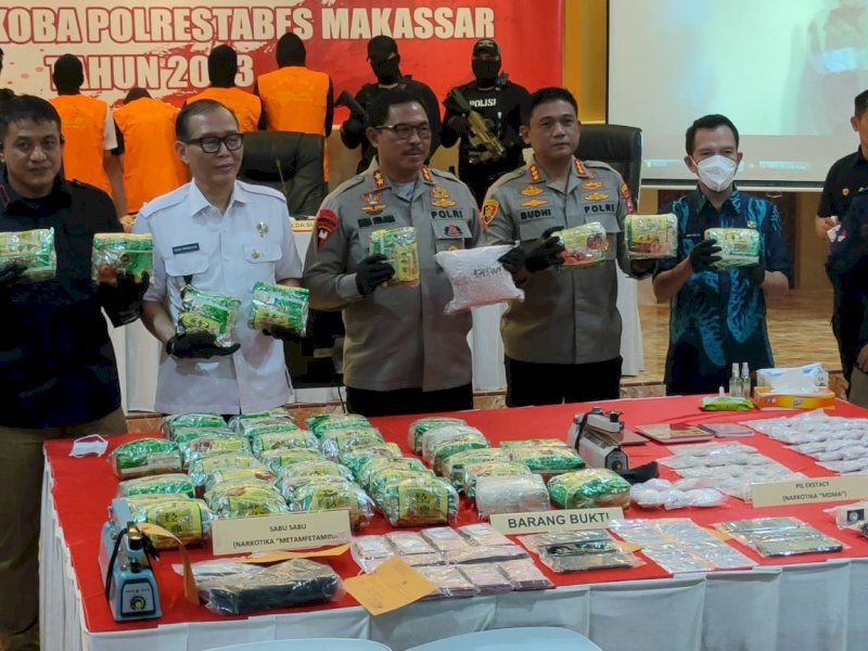 Kapolda Sulawesi Selatan Irjen Pol Nana Sudjana  memperlihatkan barang bukti narkoba jenis sabu, pil logo Channel, dan pil berlogo monyet di Mapolrestabes Makassar, Kamis (12/1/2023). @Jejakfakta/Atri Suryatri Abbas