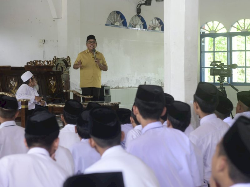 Ilham Arief Sirajuddin (IAS) dialog bersama KH Anwar Harun dan santri di Ponpes Darul Abrar Kahu, Bone, Sabtu (14/1/2023). @Jejakfakta/Reza Arifuddin