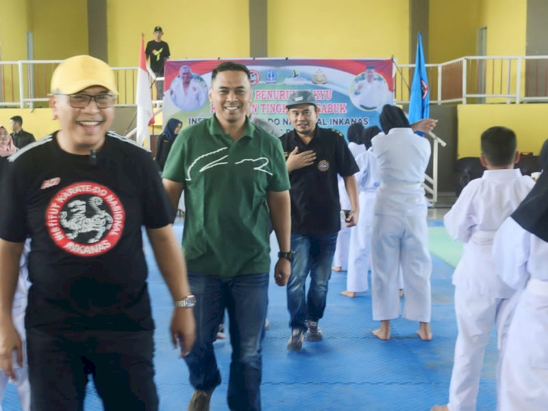 Ketua Dewan Pembina Inkanas Sulsel, Ilham Arief Sirajuddin (IAS) bersama Kapolres Bone, AKBP Arief Doddy Suryawa membuka Ujian Penurunan Kyu dan Kenaikan Sabuk Inkanas Cabang Bone, Ahad (15/1/2023).&nbsp;@Jejakfakta/Reza Arifuddin