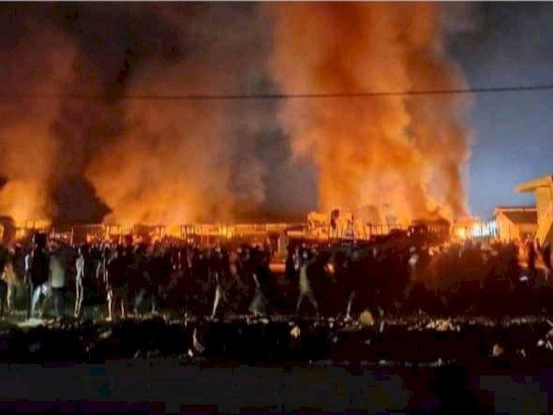 Kerusuhan di PT. GNI Morowali Utara, akibatnya tujuh kendaraan operasional terbakar, dan 100 mess pekerja rusak dan dibakar massa.  @Jejakfakta/Ist.