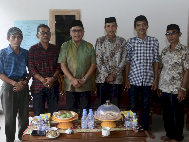 ILham Arief Sirajuddin bersama tokoh masyarakat Awangpone, Bone. @Jejakfakta/Reza Arifuddin