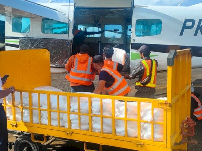 Garam yang diangkut ke atas pesawat untuk disemai di awan mencegah hujan terjadi di Sulsel. (Dok. BPBD Sulsel)