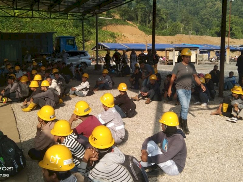 Sejumlah karyawan PT. GNI di Morowali Utara bersiap untuk bekerja. Kegiatan operasional kembali dilakukan hari ini, Selasa (17/1/2023). @Jejakfakta/Ist.