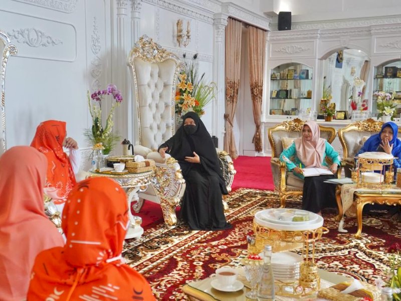 Ketua TP PKK Sulsel Naoemi menerima kunjungan silaturahmi BPKK PKS Sulsel, di Rujab Gubernur Sulsel. @Jejakfakta/Ist.