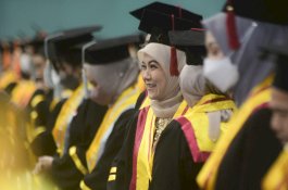 Teliti Covid 19 di Makassar, Aliyah Raih Gelar Magister&nbsp;