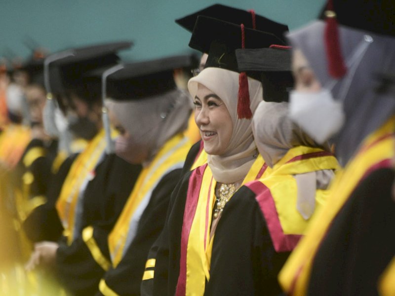 Aliyah Mustika Ilham menjalani wisuda program Magister Administrasi Publik (M.A.P.) di Universitas Prof. DR. Moestopo (BERAGAMA), Jakarta. @Jejakfakta/Reza Arifuddin