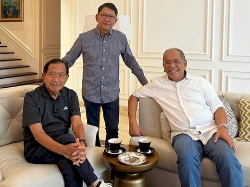 Ilham Arief Sirajuddin (IAS) sowan ke tokoh nasional berdarah Sulsel, Dr H Tanri Abeng, MBA. Pertemuan santai itu juga dihadiri putera pengusaha nasional itu, Emil Abeng. @Jejakfakta/Ist.