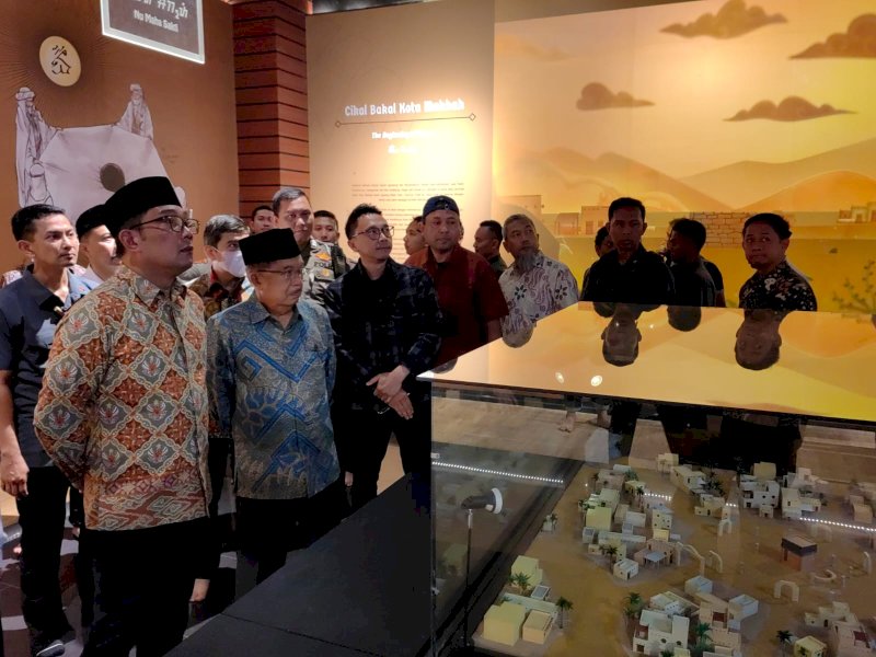 Mantan Ketua Umum Partai Golkar Jusuf Kalla bersama Gubernur Jawa Barat Ridwan Kamil di Bandung. @Jejakfakta/Ist. 