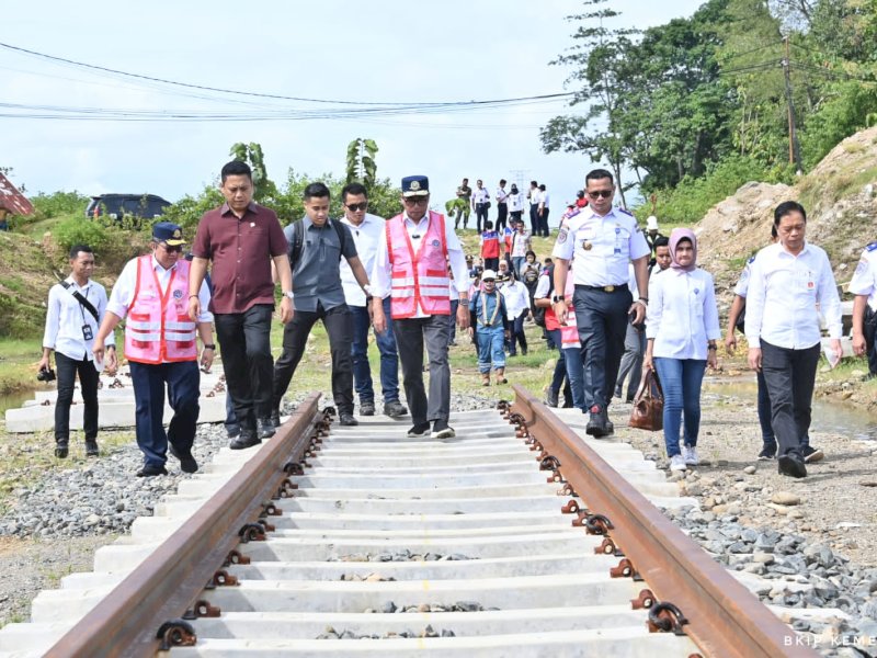 Menteri Perhubungan Budi Karya Sumadi meninjau progres proyek pembangunan KA Makassar-Parepare, Sabtu (21/1/2023). @Jejakfakta/DokKemenhub
