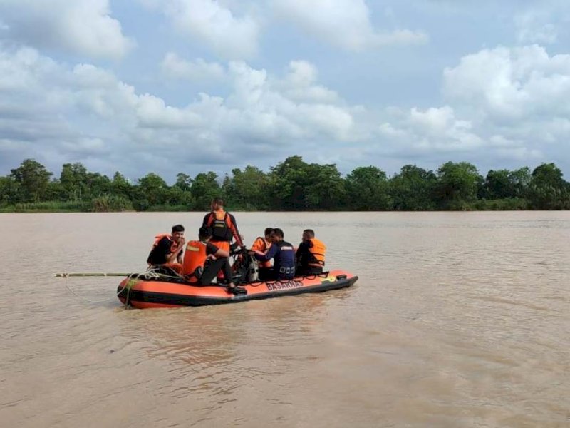 Tim SAR melakukan pencarian seorang warga yang terjatuh di Sungai Jene'berang, Minggu (22/1/2023). @Jejakfakta/Dok.Basarnas