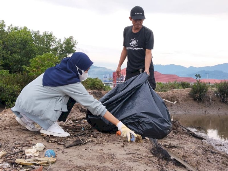 SAMPAH PLASTIK. Komunitas Kawan Lingkungan (KAWALI) Kota Palopo menggelar aksi bersih sampah plastik di pesisir pantai Palopo. @Jejakfakta/Dok.YBS Palopo