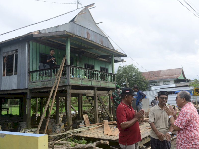 Ilham Arief Sirajuddin (IAS) mengunjungi lokasi korban bencana angin puting beliung di Desa Pancana, Kecamatan Tanete Rilau, Barru, Ahad (22/1/2023). @Jejakfakta/Reza Arifuddin