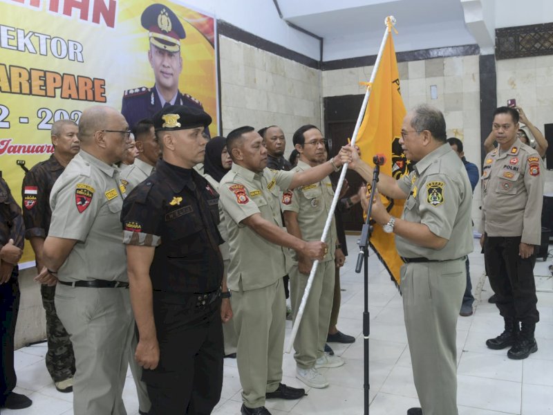 Ilham Arief Sirajuddin mengukuhkan Pengurus Resor KBPP Polri Parepare dan melantik Pengurus Sektor, di Aula Polres Parepare, Ahad malam (22/1/2023). @Jejakfakta/Reza Arifuddin