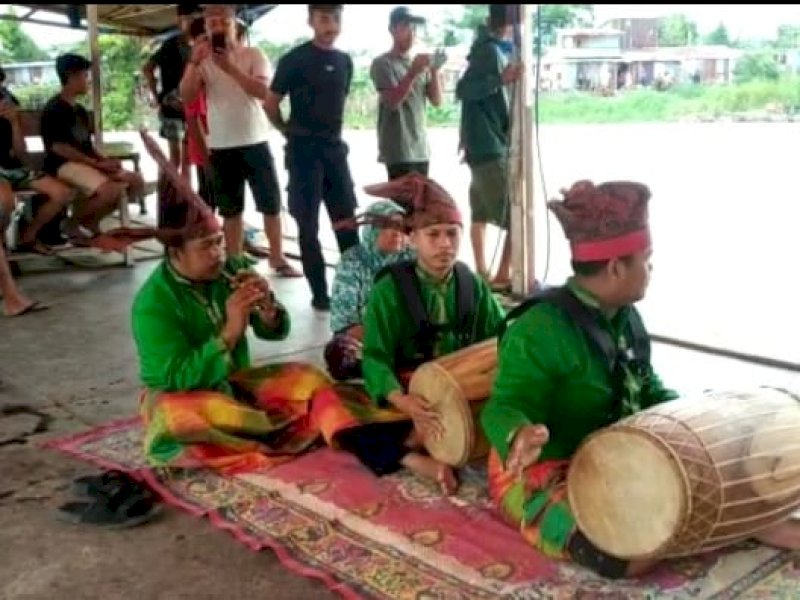 Warga melakukan ritual di Sungai Je'neberang saat proses pencarian korban. @Jejakfakta/Atri Suryatri Abbas