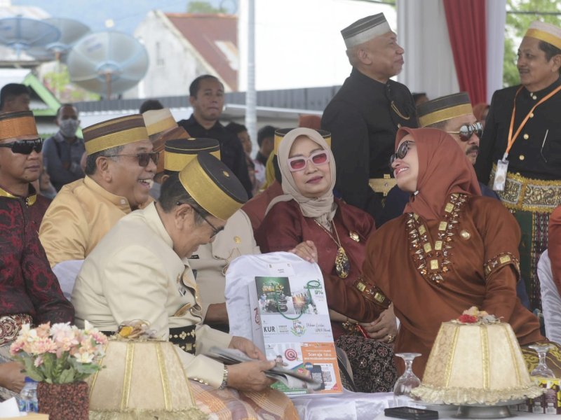 Ilham Arief Sirajuddin (IAS) tertawa lepas bersama Wali Kota Palopo, HM Andi Judas Amir dan Bupati Luwu Utara, Indah Putri Indriani di di sela-sela puncak peringatan Hari Jadi Tana Luwu ke-755 di Lapangan Pancasila, Kota Palopo, Senin (23/1/2023). @Jejakfakta/Reza Arifuddin