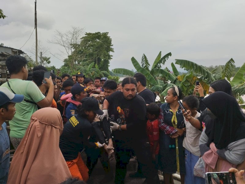 Tim SAR gabungan evakuasi jazad korban Satriani yang diduga bunuh diri di Sungai Je'neberang Makassar, Senin (23/1/2023). @Jejakfakta/ Atri Suryatri Abbas