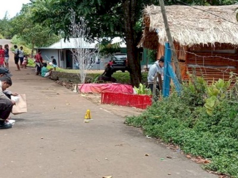 Aksi teror kembali menimpa jurnalis jubi, Victor Mambor. Sebuah bom rakitan dilemparkan dan meledak di dekat rumahnya, Senin (23/1/2023) dini hari.
