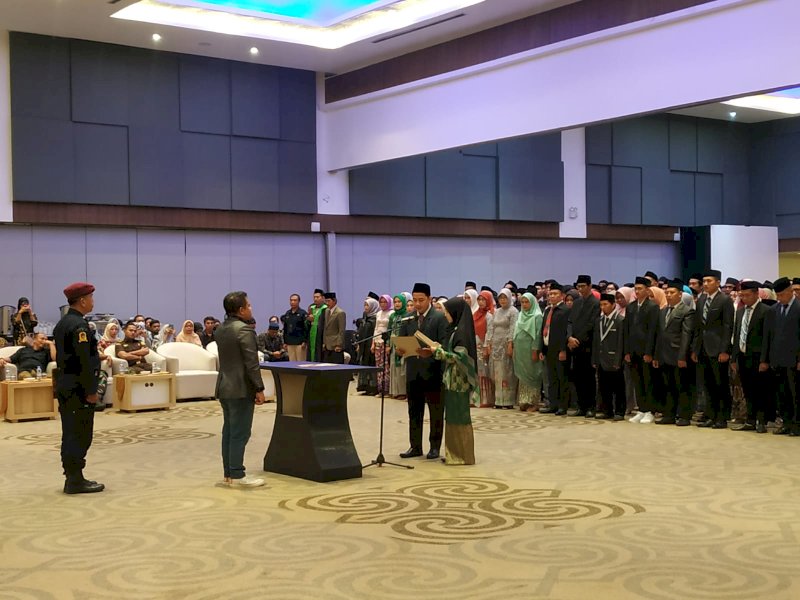 KPU Makassar resmi melantik 456 anggota Panitia Pemungutan Suara (PPS) terpilih untuk Pemilu 2024. @Jejakfakta/Atri Suryatri Abbas