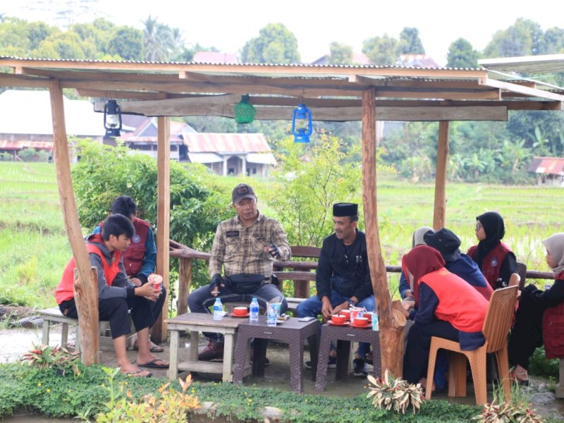Andi Utta berbincang dengan mahasiswa KKN Unhas. @Jejakfakta/Ist.