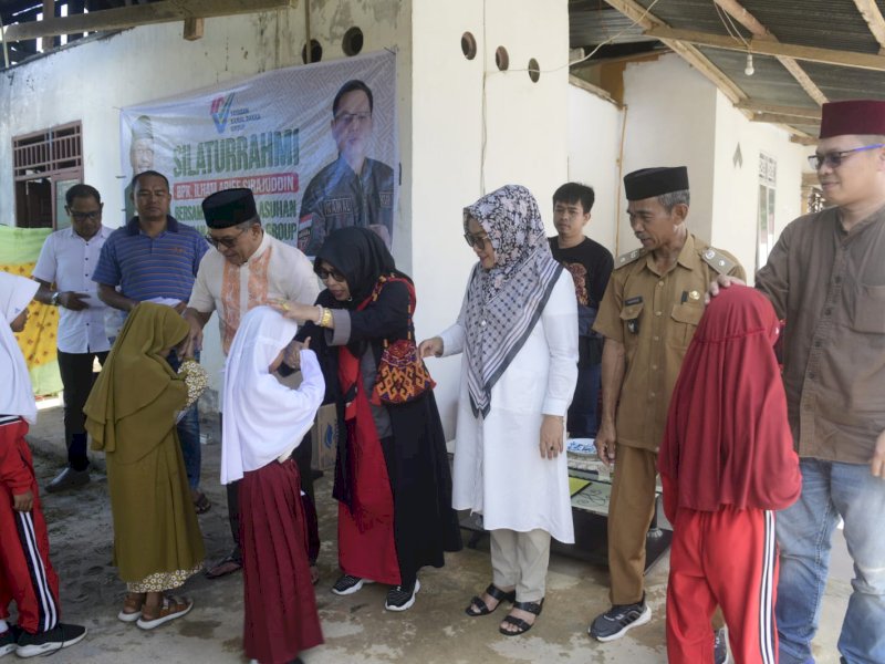 IAS bersama Yayasan Kamal Dakka membagikan santunan kepada 200-an yatim piatu dan keluarga kurang mampu se Kecamatan Lamasi.&nbsp;@Jejakfakta/Ist.