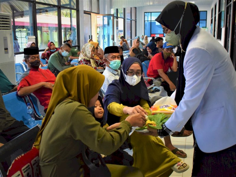 Sosialisasi Hari Gizi Nasional (HGN) kepada pengunjung rumah sakit di kursi antrian politeknik rawat jalan RSUD Bulukumba. @Jejakfakta/Ist.