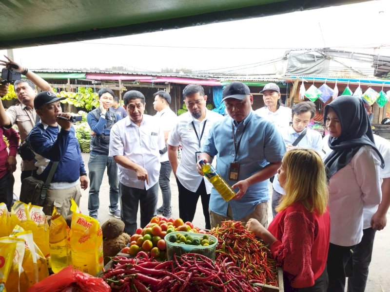 KKPU bersama Disdag meninjau harga sejumlah komoditas di Pasar Tradisional Makassar, Rabu (25/1/2023). @Jejakfakta/Dok. Pemprov Sulsel