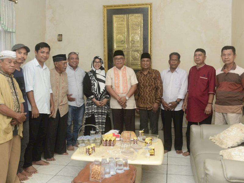 Ilham Arief Sirajuddin (IAS) menyambangi kediaman tokoh masyarakat Wajo, H Abdullah, di Buriko, Pitumpanua. @Jejakfakta/Reza Arifuddin