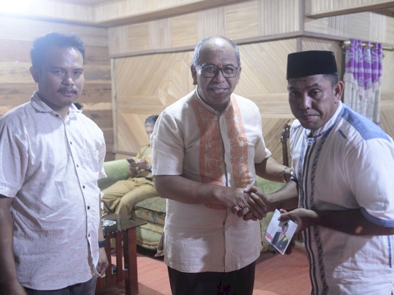 Ilham Arief Sirajuddin (IAS) memberikan santunan kepada korban kebakaran di Desa Lawwa. @Jejakfakta/Reza Arifuddin