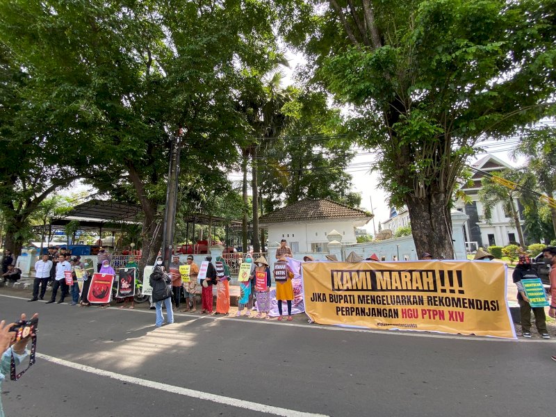 Puluhan Petani Polongbangkeng Utara yang tergabung dalam Koalisi Rakyat Menggugat PTPN XIV menggelar aksi diam di depan kantor Bupati Takalar, Rabu (25/1/2023). @Jejakfakta/Atri Suryatri Abbas