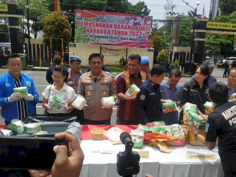 Kapolrestabes Makassar, Pol Budhi Haryanto bersama semua pihak memperlihatkan barang bukti sabu seberat 43 kilogram dll sebelum dimusnahkan, Kamis (26/1/2023). @Jejakfakta/Atri Suryatri Abbas