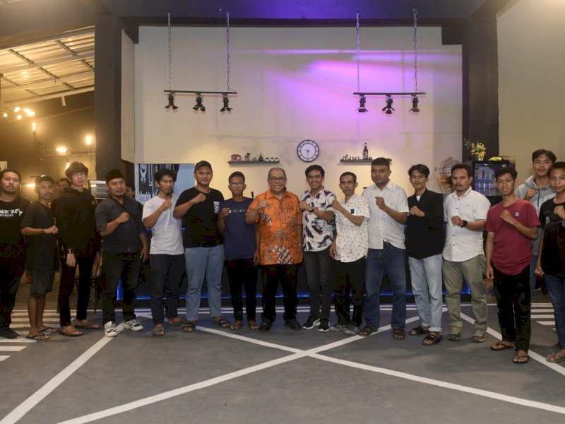 Ilham Arief Sirajuddin (IAS) bertemu para aktivis Kabupaten Wajo di Cafe Kopiteakopi, Rabu malam, (25/1/2023). @Jejakfakta/Reza Arifuddin