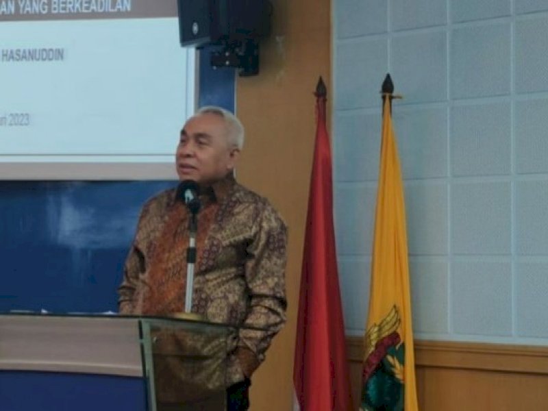 Gubernur Kalimantan Timur Isran Noor, pada kuliah umum bertajuk 'Tantangan dan Prospek Pembangunan IKN dalam Mewujudkan Pembangunan yang Berkeadilan', di ruang senat lantai 2 Gedung Rektorat Unhas, Makassar, Kamis (26/1). (Dok. Jejakfakta.com/Ist)