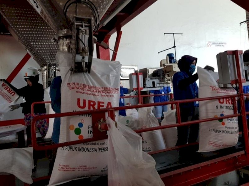 Aktivitas di pabrik PT Pupuk Indonesia Persero.