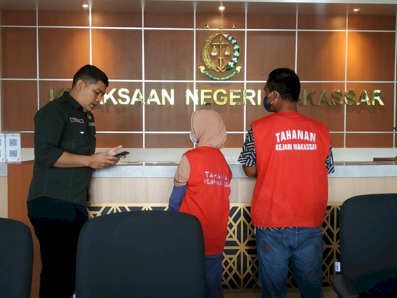 Kejari Makassar menahan pasangan SU dan RA atas tuduhan investasi bodong. @Jejakfakta/Atri Suryatri Abbas