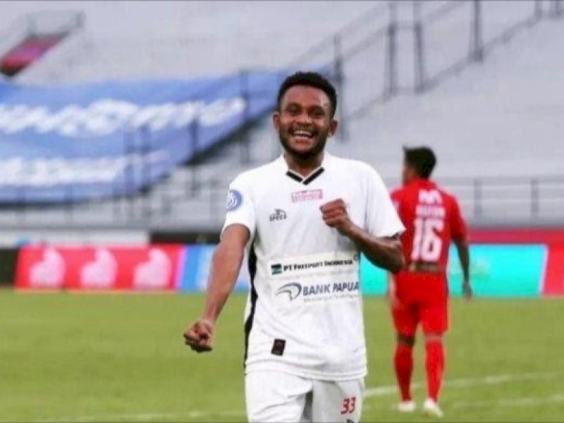PSM Makassar resmi kontrak penyerang sayap&nbsp;Persipura Jayapura,&nbsp;Gunansar Mandowen. @Jejakfakta/dok. Persipura