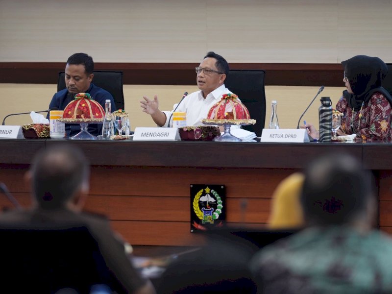 Menteri Dalam Negeri Tito Karnavian (tengah) di Ruang Pola Kantor Gubernur Sulsel, Jl Urip Sumoharjo, Kota Makassar, Sulawesi Selatan, beberapa waktu lalu. Tito didampingi Gubernur Sulsel Andi Sudirman Sulaiman (kiri) dan Ketua DPRD Sulsel Andi Ina Kartika Sari.