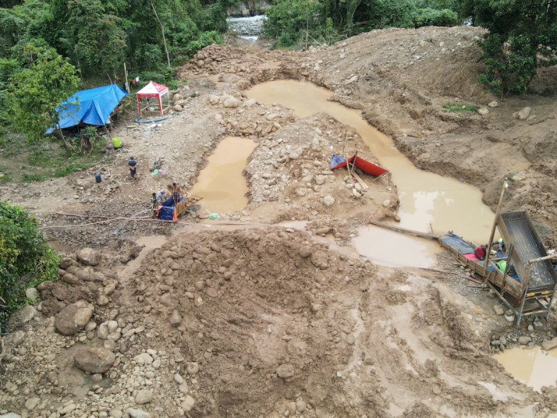 TAMBANG EMAS ILEGAL. Potret aktivitas tambang emas ilegal di Sungai Suso, Desa Kadundung, Kecamatan Latimojong, Kabupaten Luwu. @Jejakfakta/dok. Walhi Sulsel