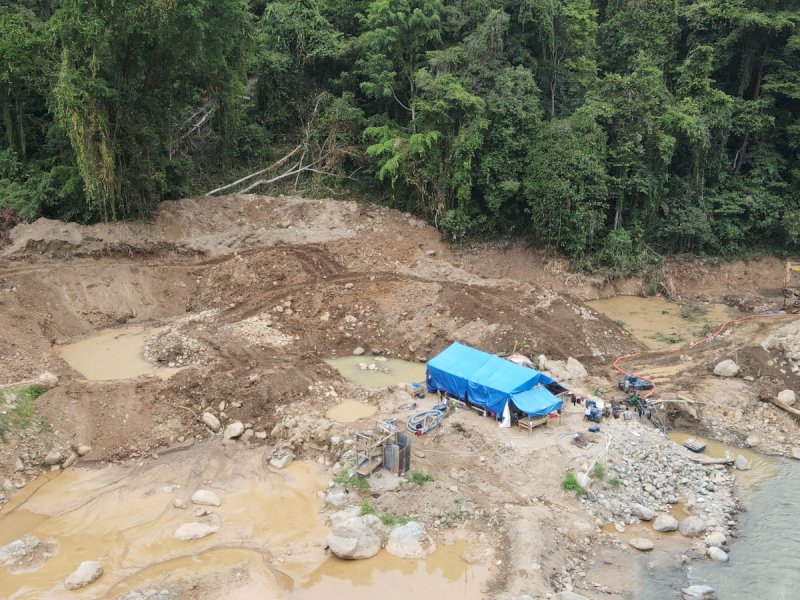 TAMBANG EMAS ILEGAL. Potret aktivitas tambang emas ilegal di Sungai Suso, Desa Kadundung, Kecamatan Latimojong, Kabupaten Luwu. @Jejakfakta/dok. Walhi Sulsel