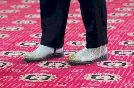 Kenakan Sepatu Produk UMKM di Maros, Gubernur Andi Sudirman: Kualitasnya Bagus
