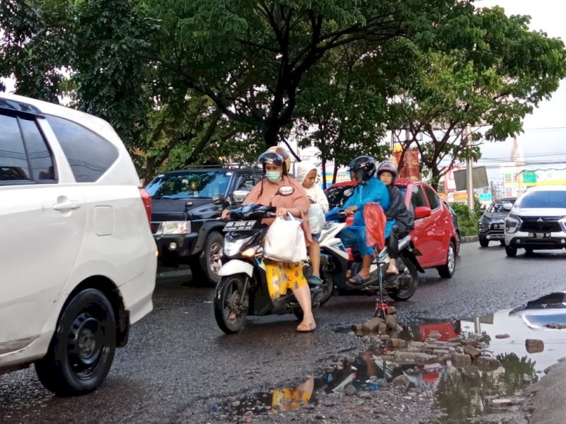 JALAN RUSAK. Sejumlah titik di ruas jalan sepanjang Hertasning Makassar rusak dan berlubang, Minggu, (29/1/2023). @Jejakfakta/Samsir 