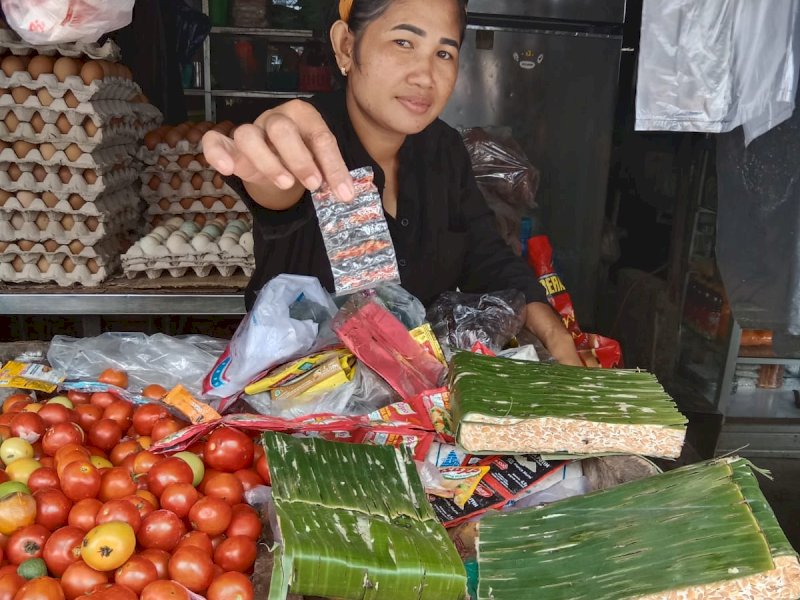 Salah seorang penjual Kasumba Turate di Pasar Tradisional Makassar. @Jejakfakta/Samsir