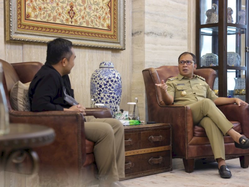 Wali Kota Makassar Moh Ramdhan Pomanto saat bersilaturahmi dengan Dansatgas Densus 88 Antiteror Sulsel Kombespol Agung Novrianto Masloman di Kediaman Pribadi, Jl Amirullah, Senin, (30/01/2023). @Jejakfakta/dok. Pemkot Makassar