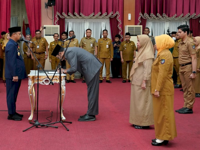 Gubernur Sulawesi-Selatan, Andi Sudirman Sulaiman, melantik 23 orang Pejabat Eselon III (Administrator) dan 207 orang Kepala Sekolah SMA, SMK dan SLB Negeri Lingkup Sulsel. @Jejakfakta/Dok. Humas Pemprov Sulsel